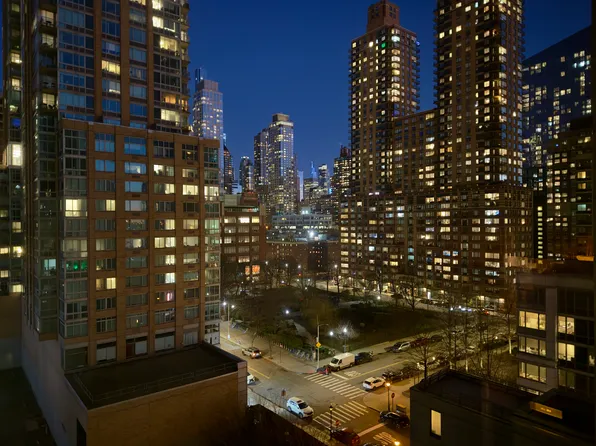 100 Riverside Boulevard image 11 of 22