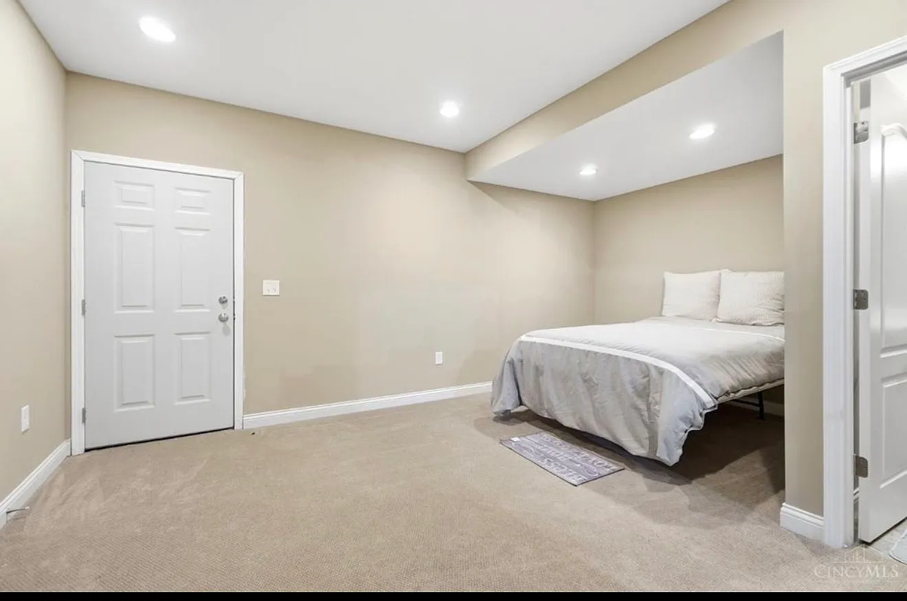 4 bed, 3918 sqft, $4,500 — Photo 4
