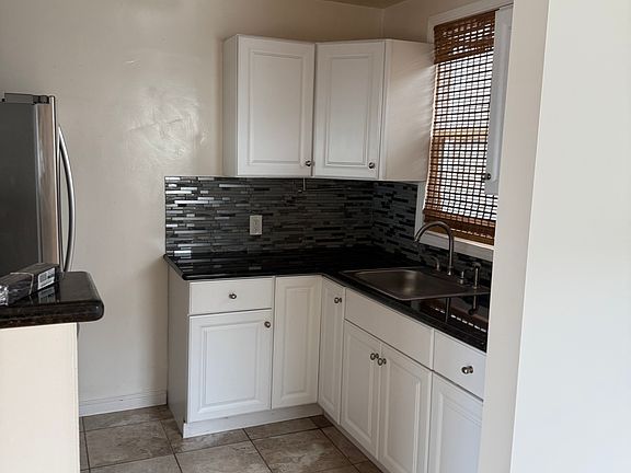 4th image of 2035 Abbott St