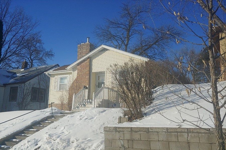 2nd image of 1319 Bush Ave