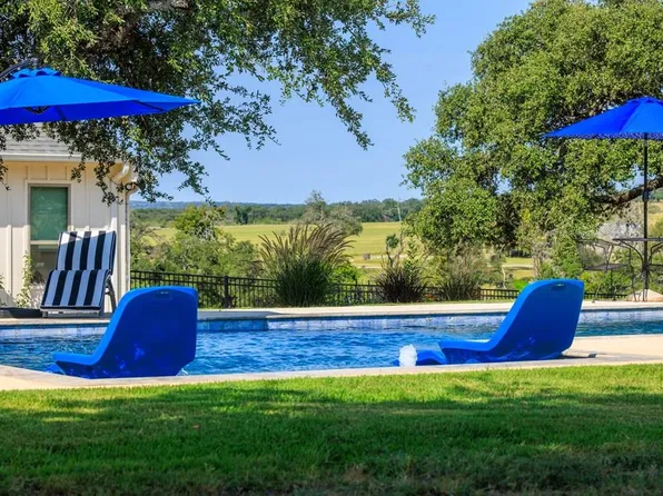 201 Mystic Oaks Trl, Fredericksburg, TX 78624