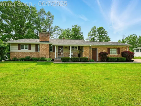 1331 Schafer Dr, Burton, MI 48509