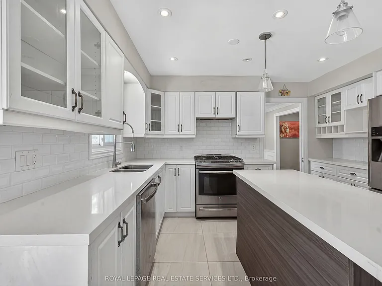 28 Wootten Way N — Photo 15