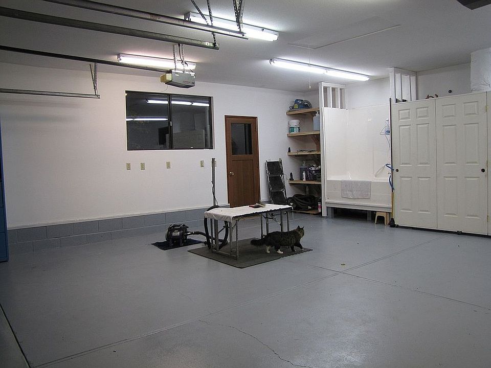 Finished garage/grooming facilities