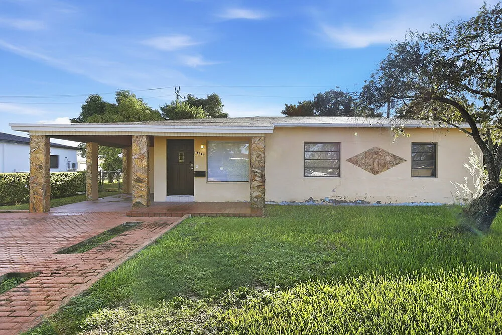 3 bed, 1.0 bath, 1276 sqft, $2,550 — Photo 1