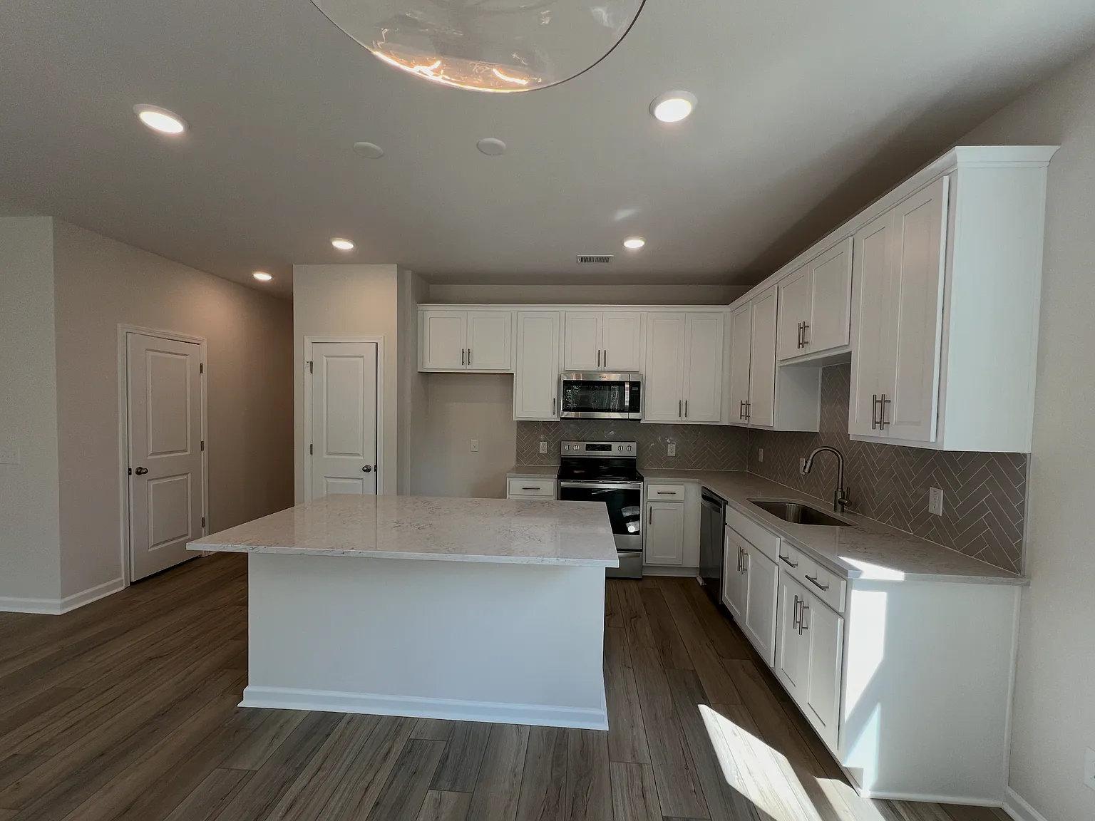 3 bed, 1415 sqft, $2,700 — Photo 3