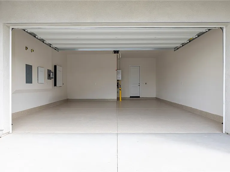 402 Shrike — Photo 24