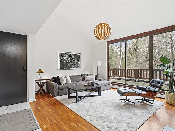 4th image of 400 Rutland St