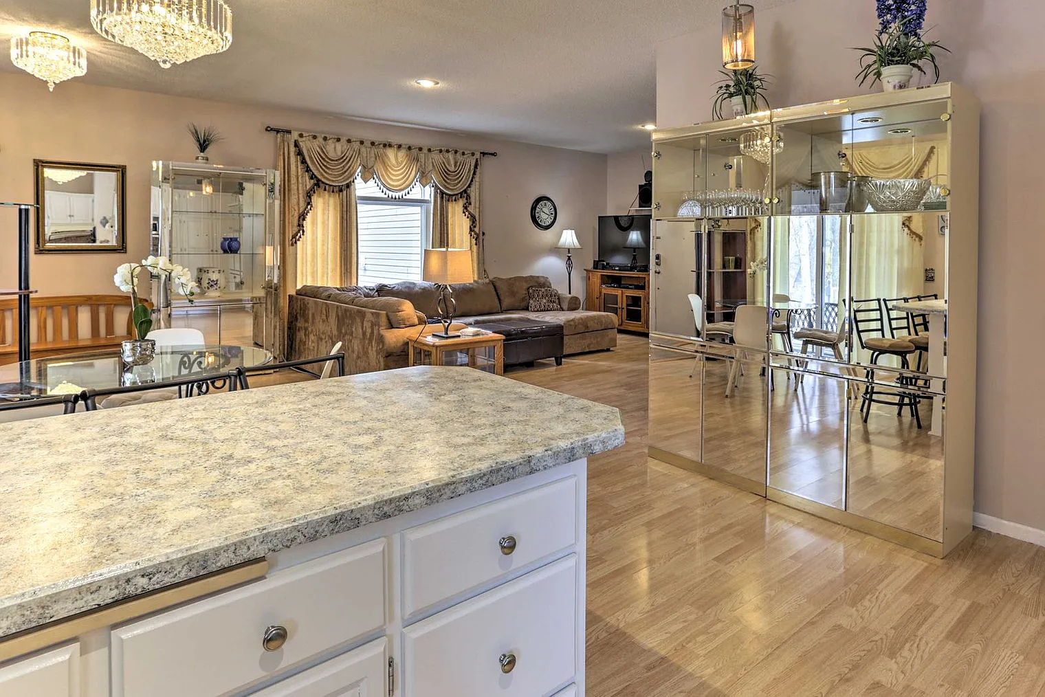 6 bed, 4.0 bath, 3595 sqft, $5,935 — Photo 2