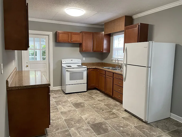 810 Dixon Ave — Photo 4
