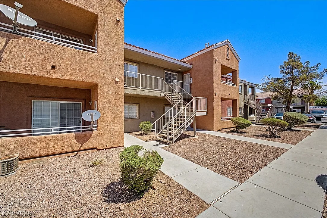 2 bed, 2.0 bath, 974 sqft, $1,195 — Photo 2