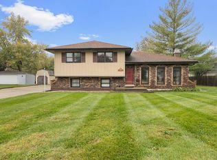 1N310 Darling St, Carol Stream, IL 60188