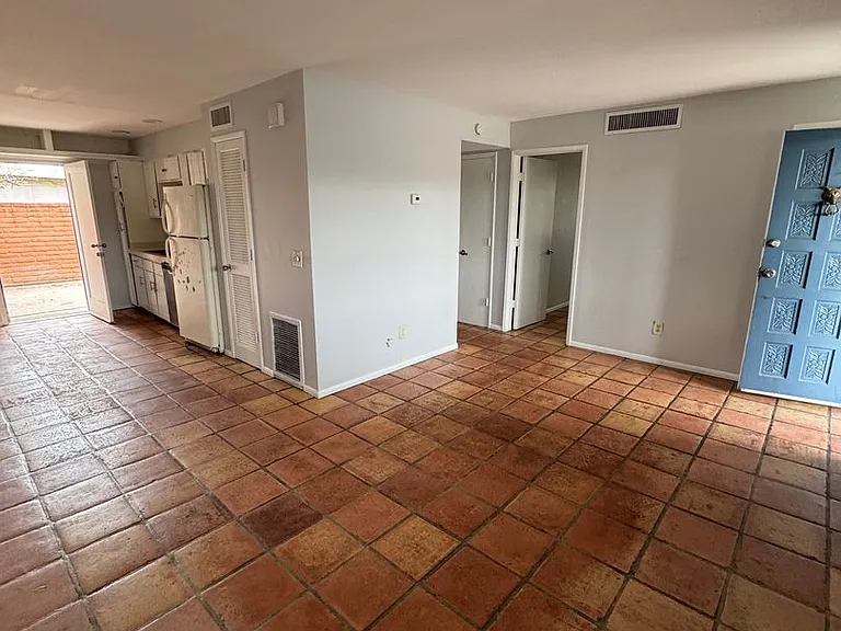 3208 E Almartin St — Photo 6