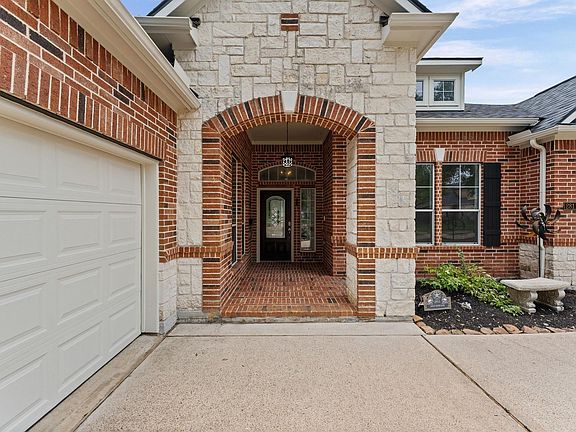 2nd image of 2811 Misty River Ln