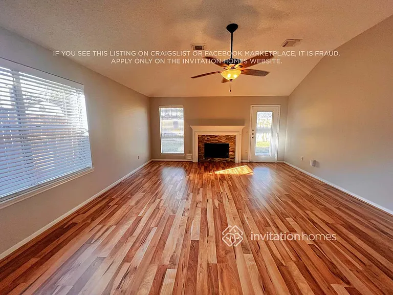 2110 Castle Dr — Photo 3