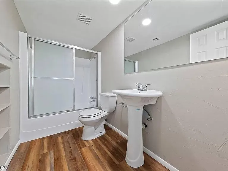 Upstairs Hallway Full Bathroom