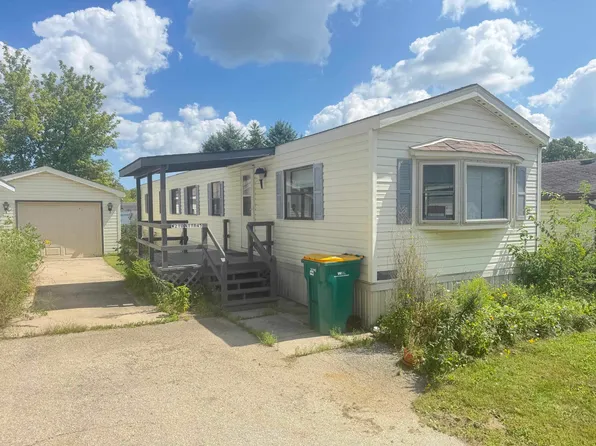 W210N11645 Pinecrest Ln, Germantown, WI 53022