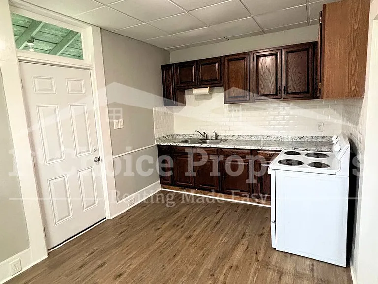 302 Coffee St E #A-1 — Photo 7