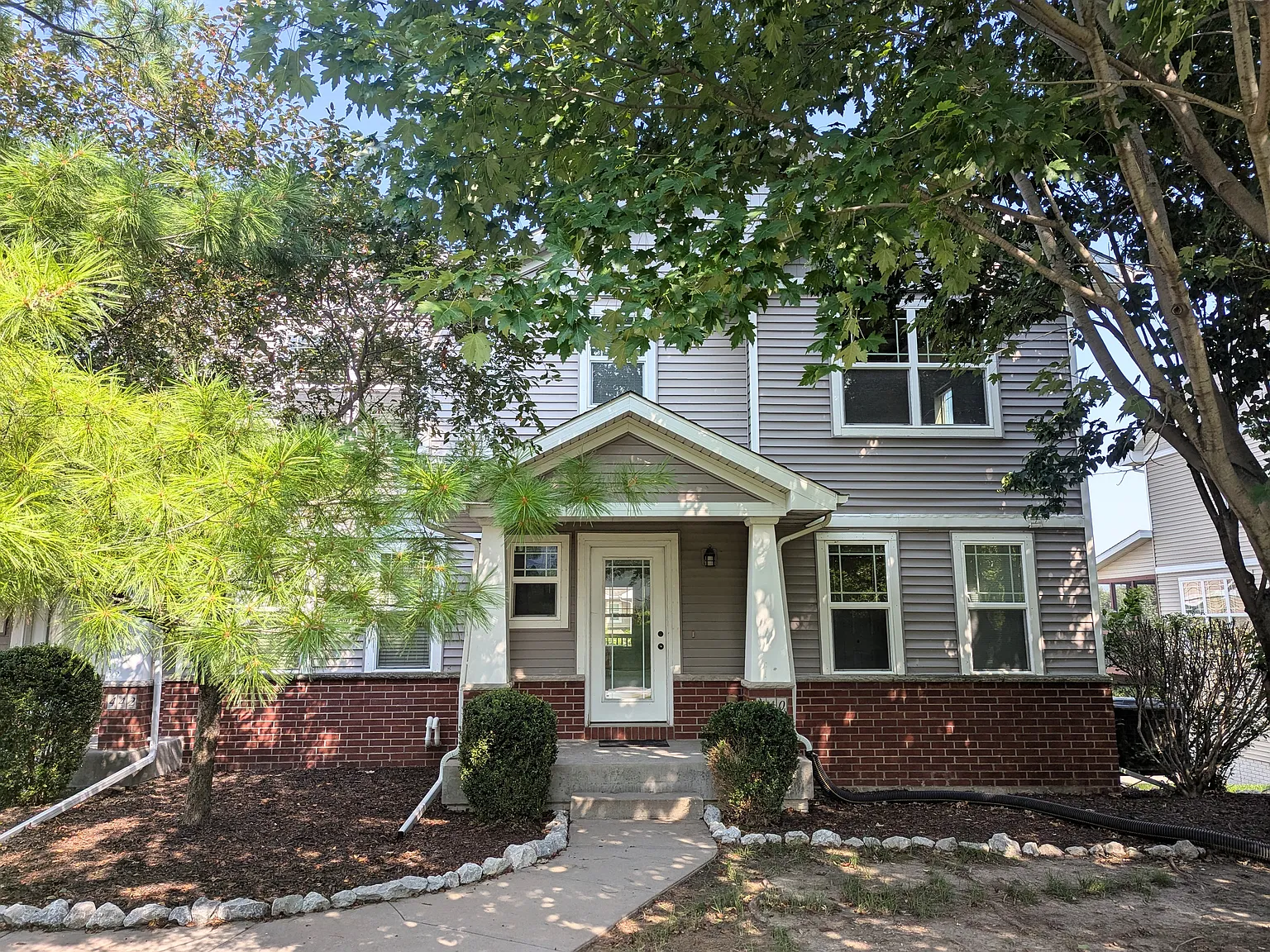 3 bed, 2.5 bath, 1740 sqft, $2,400 — Photo 1