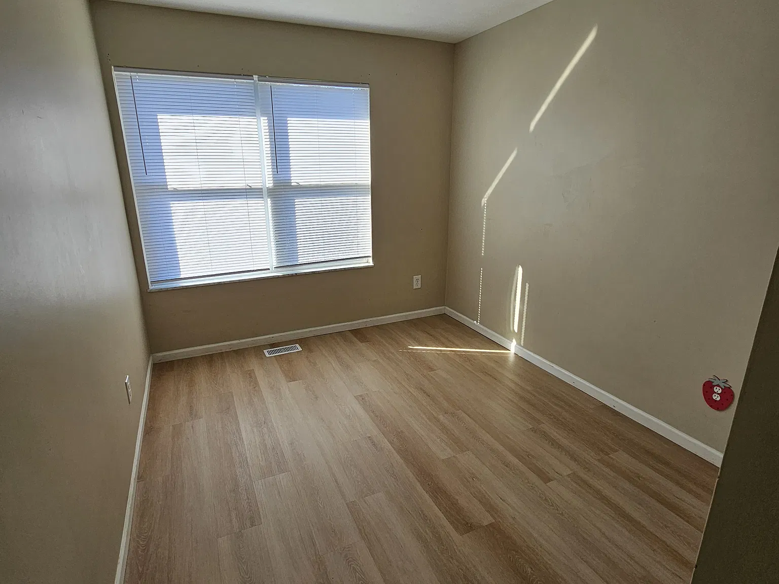 3 bed, 2.5 bath, 1526 sqft, $2,100 — Photo 2
