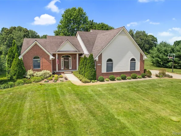 5501 Jeanne Marie Dr, White Lake, MI 48383