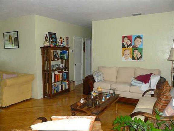 3rd image of 955 NE 92nd St