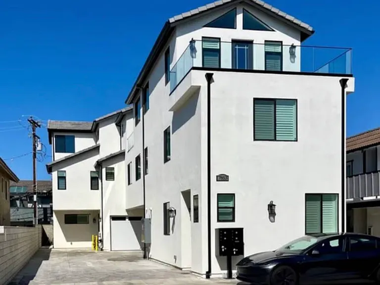Holt Dr — Photo 1