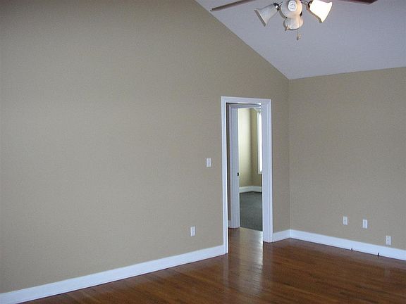 3rd image of 914 Hidden Creek St