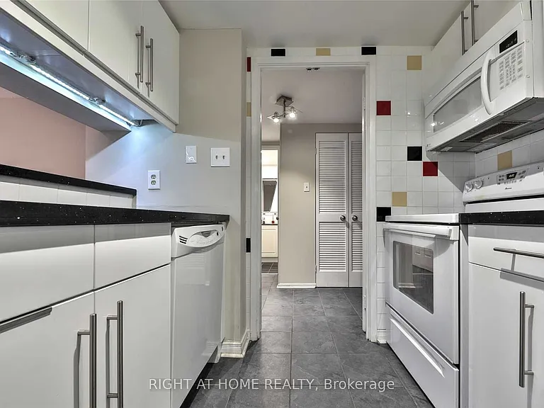 717 Bay St #906 — Photo 4