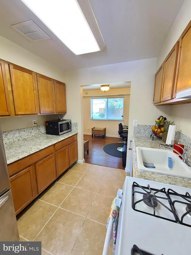 3 bed, 3.5 bath, 1968 sqft, $2,700 — Photo 1
