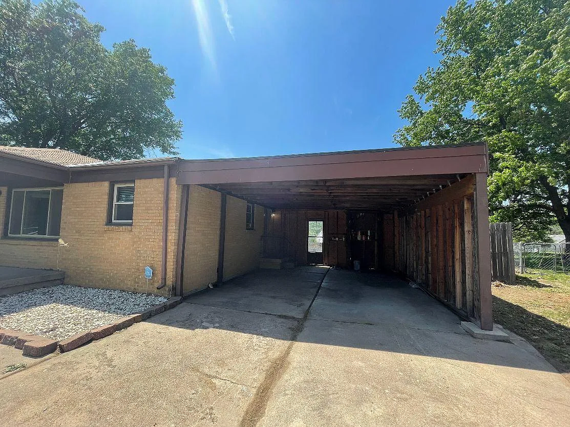 3 bed, 1040 sqft, $1,300 — Photo 2