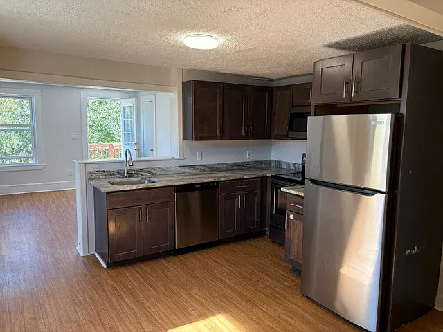 3 bed, 1100 sqft, $2,300 — Photo 4