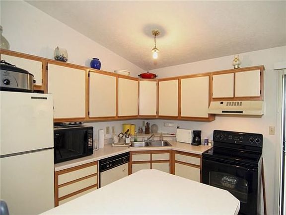 3rd image of 1301 Amelia Dr