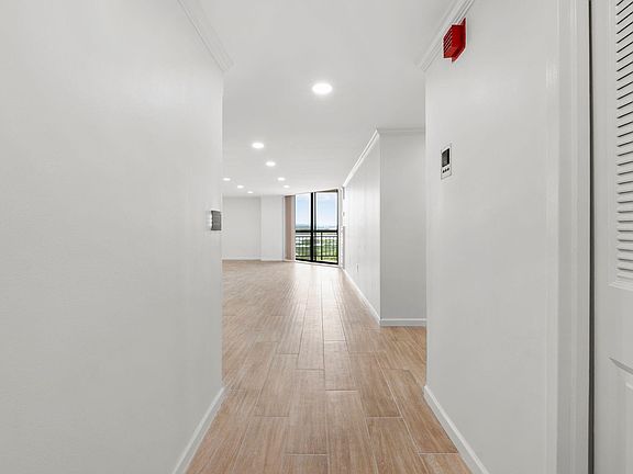 4th image of 308 Harmon Cove Tower #308