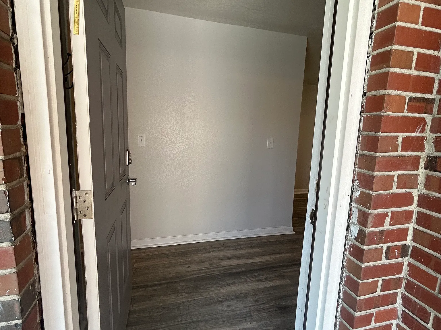 3 bed, 1000 sqft, $2,100 — Photo 3
