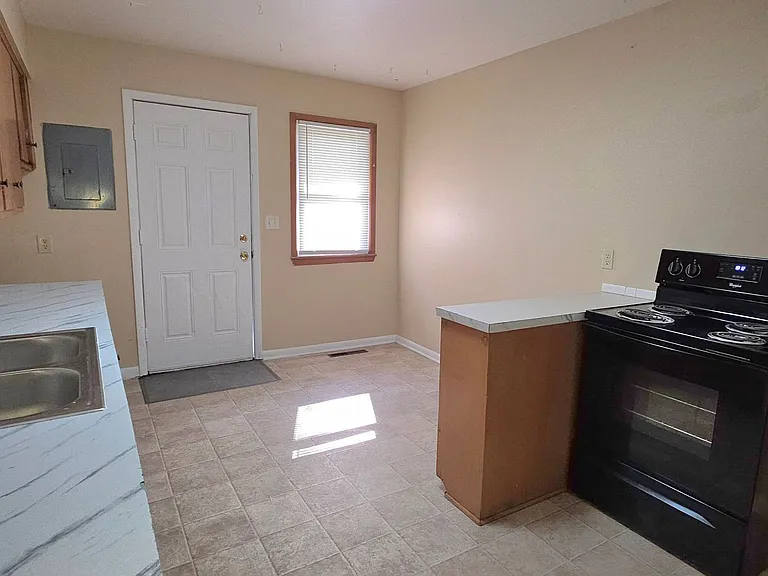 826-830 S Link Ave — Photo 6