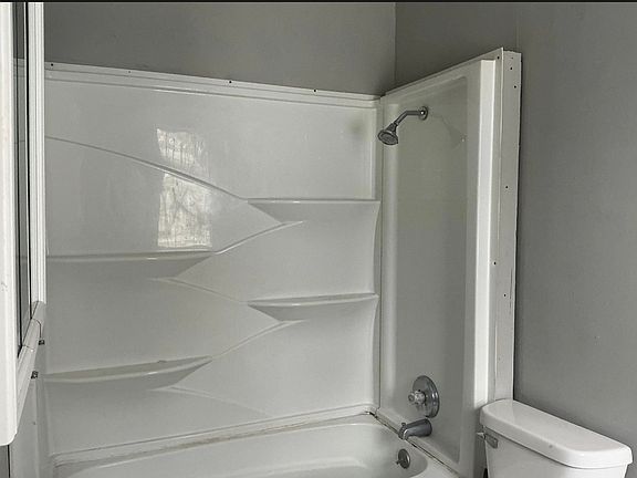 3rd image of 1052 E Prairie St