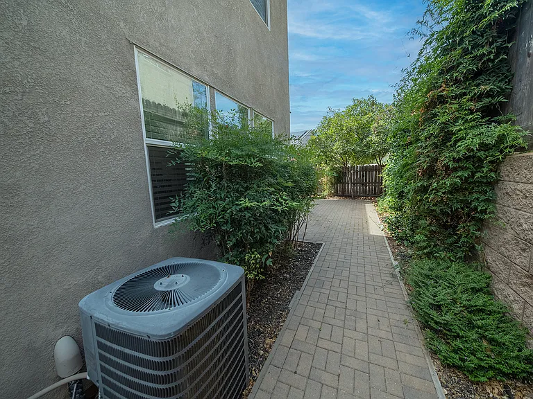 1501 Peony Ln — Photo 6