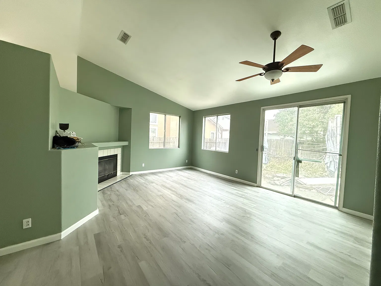 3 bed, 1217 sqft, $3,000 — Photo 2