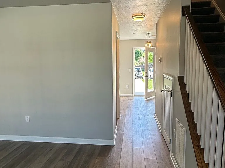 646 N College St — Photo 4