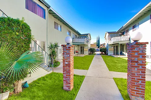 7307-7311 N Variel Ave Photo 1