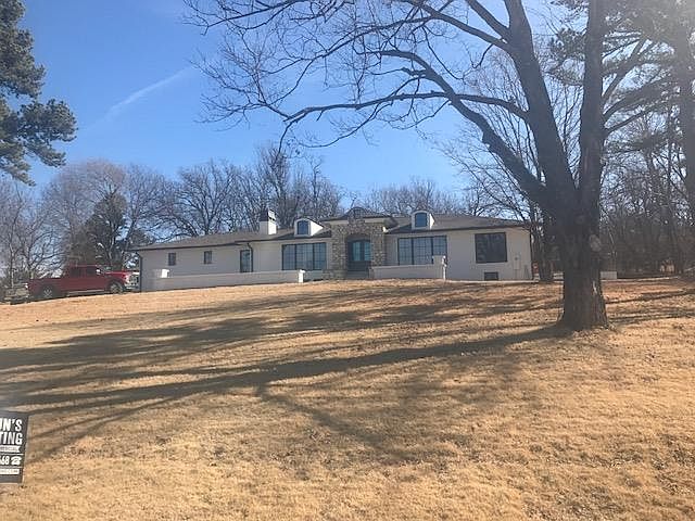 1st image of 832 N Crest Dr