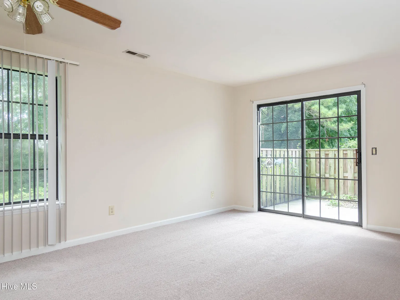 3 bed, 3.0 bath, 1424 sqft, $1,895 — Photo 3