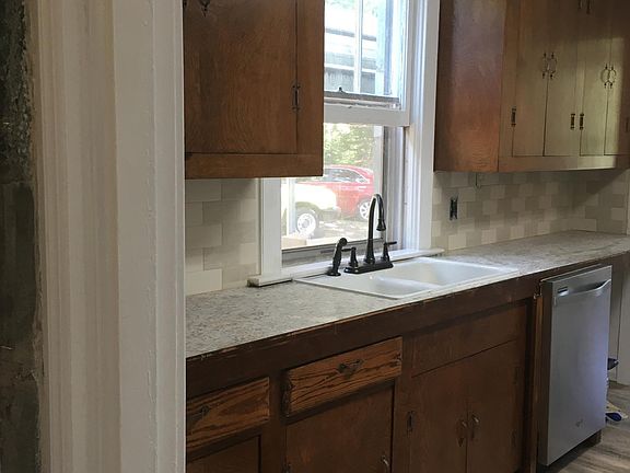 lots of prep space and real wood cabinets and Dishwasher