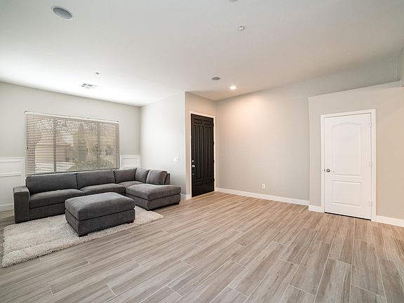 3rd image of 10572 E Meadowhill Dr