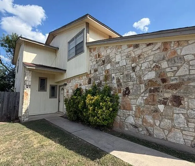 1202 Royal Crest Dr — Photo 2