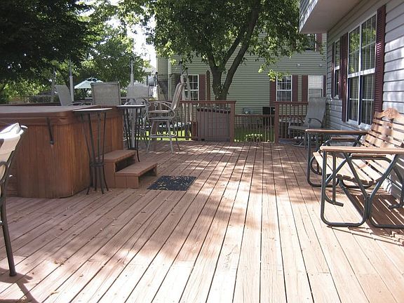 Large Deck with Jacuzzi