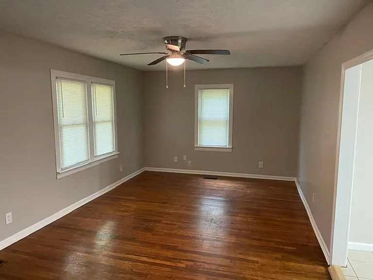 147 Mallory Dr — Photo 2