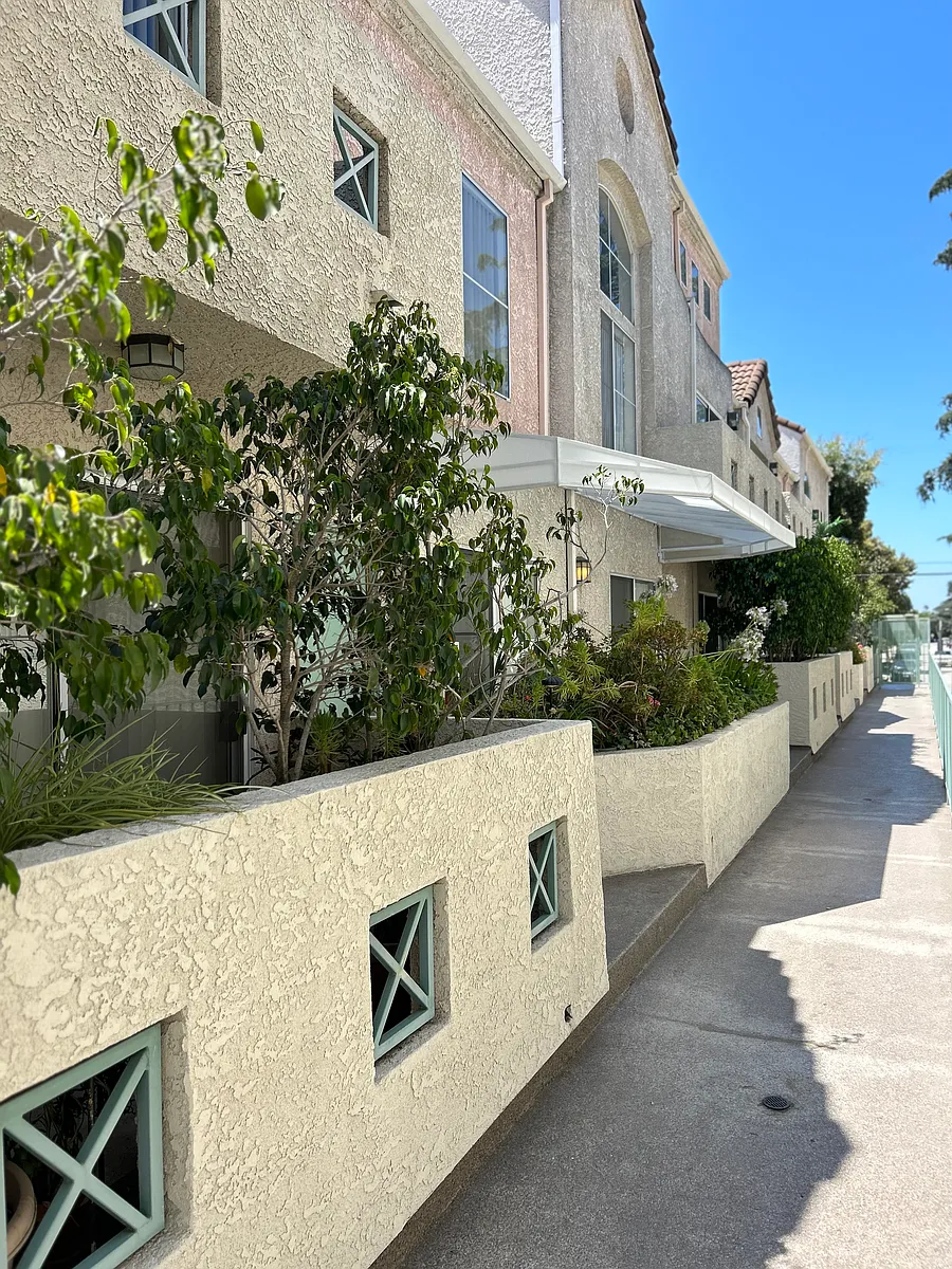 Building Photo - Camarillo St