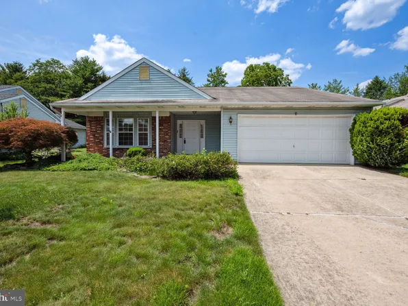 3 Lake View Ter, Columbus, NJ 08022